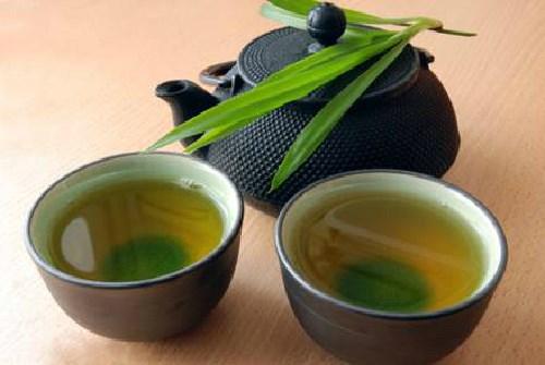Người bị bệnh cao huyết áp không nên uống trà đặc