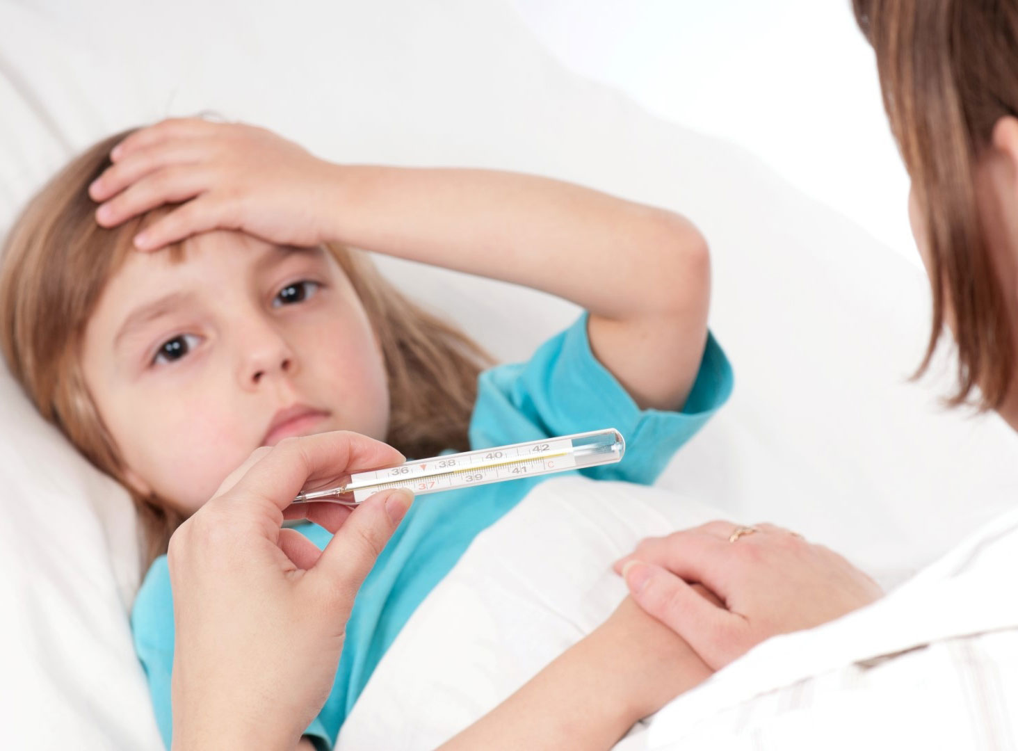 Trẻ bị sốt thường dễ nhận biết nhưng cần được theo dõi