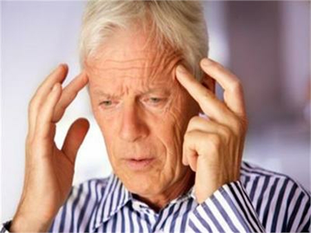 Đau đầu là bệnh thường gặp ở người cao tuổi