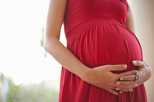 Tình trạng sa dây rốn thường xảy ra ở tháng cuối của thai kì và khi chuyển dạ 