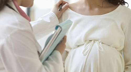 Mẹ bầu cần kiểm tra sức khỏe định kì để có thể phát hiện kịp thời những dấu hiệu bất thường
