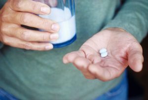 Pha thuốc kháng sinh với sữa có ảnh hưởng gì không?