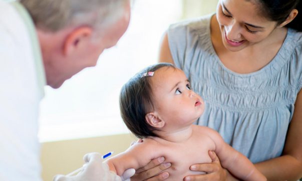 Biện pháp xử trí khi trẻ có phản ứng sau khi tiêm vắc xin?