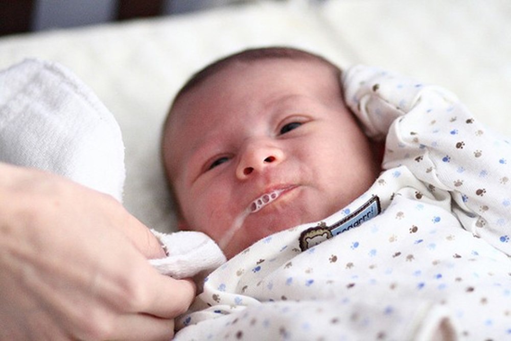 Cách khắc phục trẻ sơ sinh bị trớ sữa ngay tại nhà