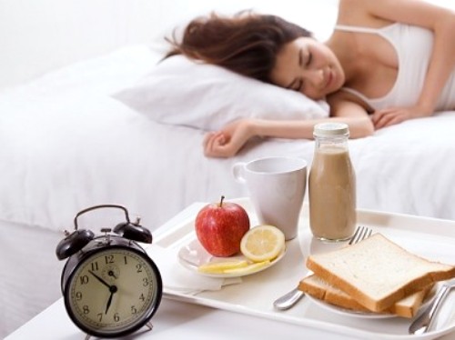 Bạn nên thức dậy sớm và ăn sáng, tránh tình trạng vội vàng