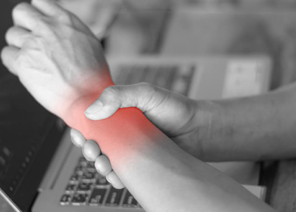 Tràn dịch khớp khuỷu tay hoặc cổ tay do nhiều nguyên nhân khác nhau gây nên