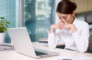 trieu-chung-nguy-hiem-o-mat