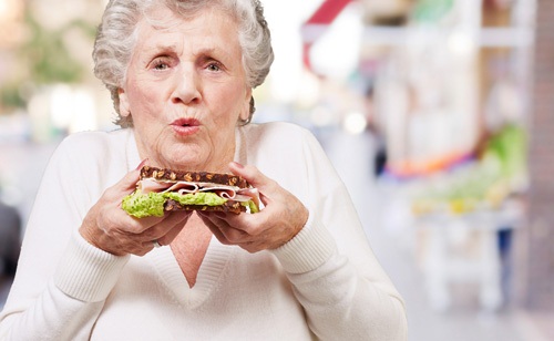 Để giảm viêm khớp thì người già nên bổ sung các loại thực phẩm giàu axit béo
