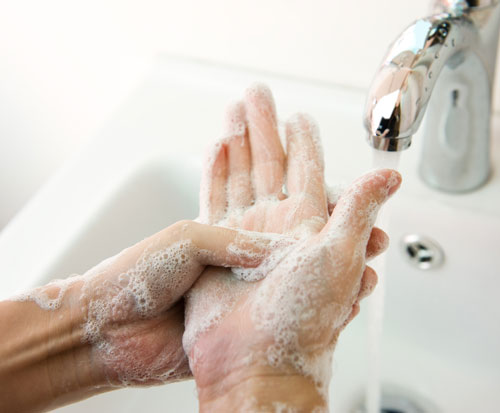 Rửa tay xà phòng cách phòng bệnh đau mắt đỏ hiệu quả