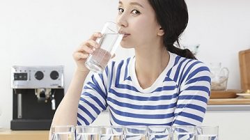Uống ít nước, lười vận động cũng là nguyên nhân làm da mặt xấu