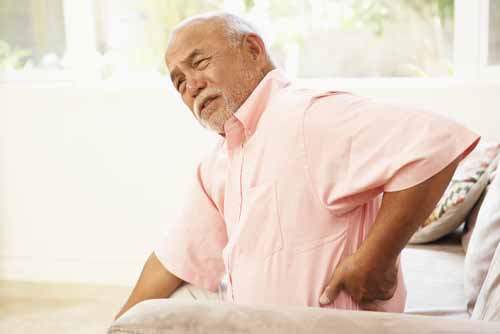 Đau lưng là bệnh người cao tuổi phổ biến nhất