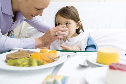 Tăng cường dinh dưỡng và bổ sung vitamin C, cho trẻ uống nước đầy đủ.