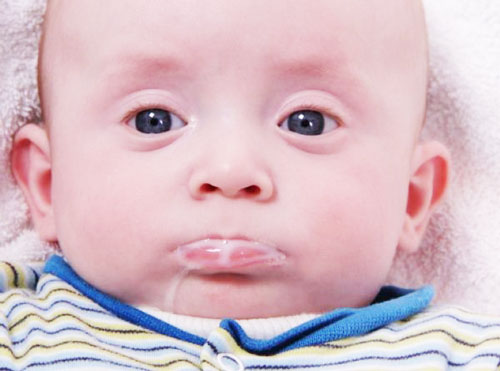 Nguyên nhân và cách khắc phục trẻ sơ sinh bị trớ sữa ngay tại nhà