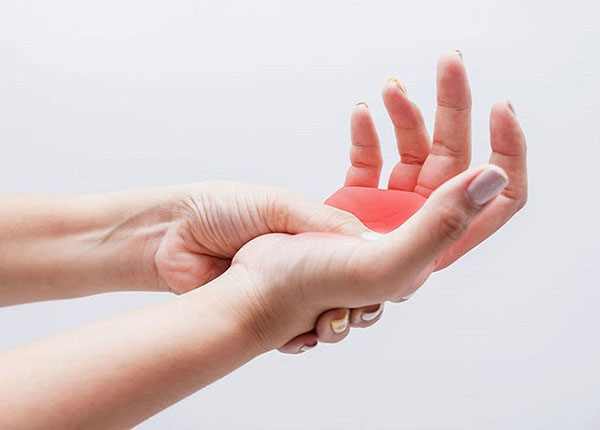 Cảm giác các ngón tay sưng phồng mơ hồ là một trong những triệu chứng của hội chứng ống cổ tay
