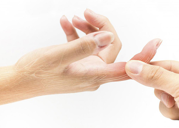 Đau khớp ngón tay là triệu chứng rất dễ gặp phải trong cuộc sống hàng ngày